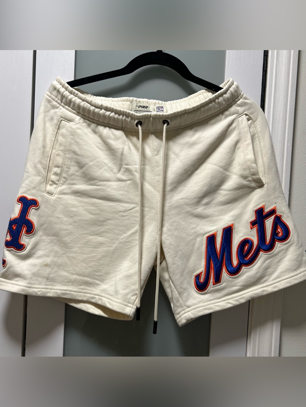Pro Standard New York Mets MLB Retro Classic
Fleece Shorts in an off-white Small
